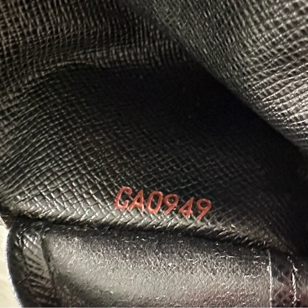 Authentic Louis Vuitton‎ Black Epi Leather 4 Key Case Holder - Picture 15 of 15